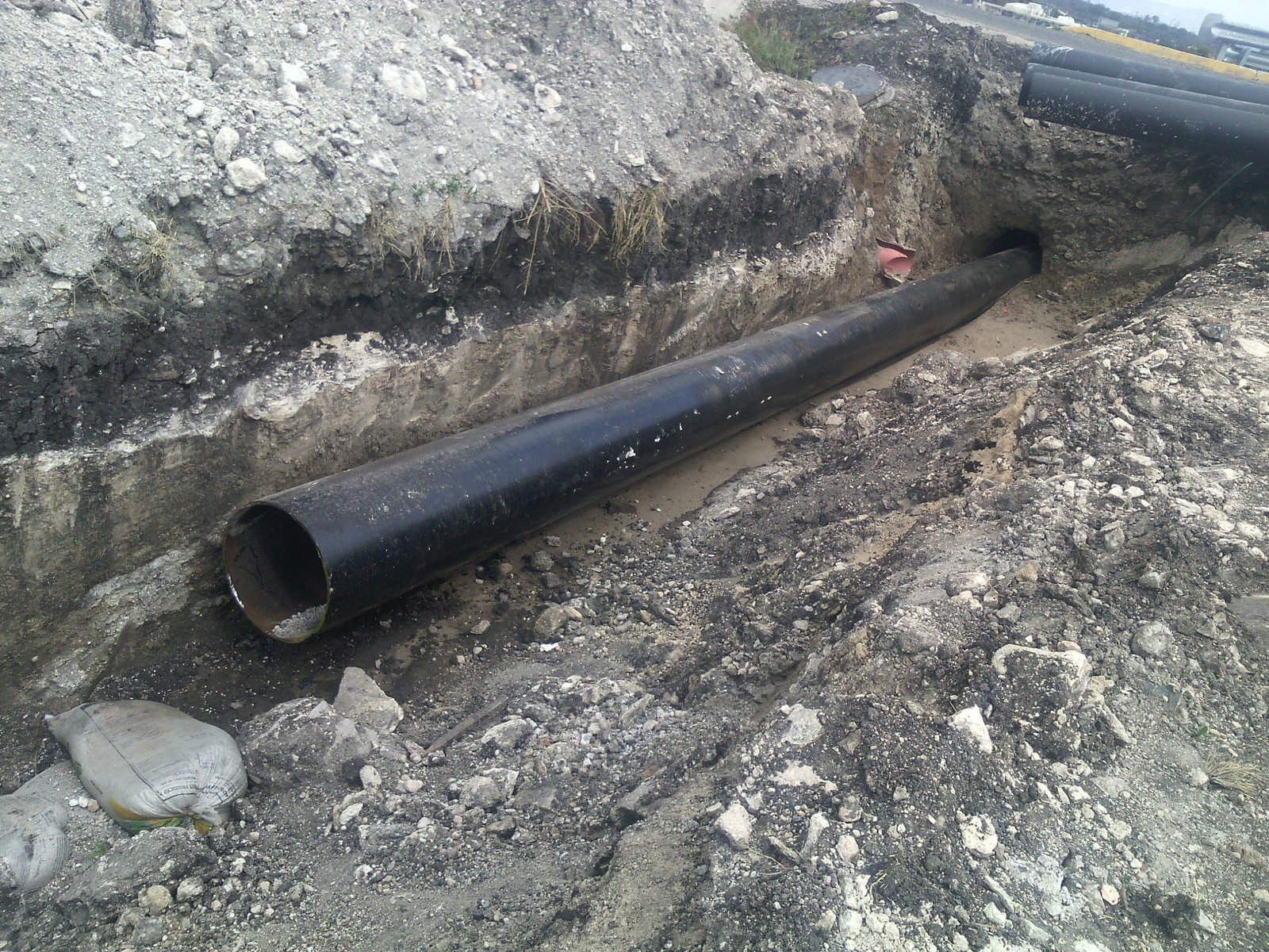 Instalación de tubo de acero de 24 pulgadas en Querétaro