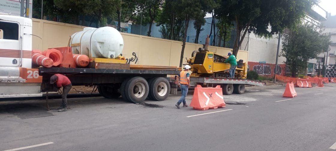 Perforadora hidráulica en trabajo industrial